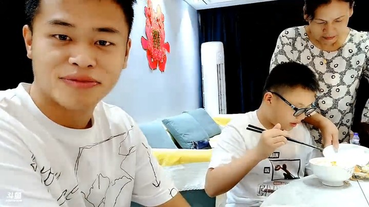 浩哥和老婆王木木在绍兴陪娘家人吃饭，黄酒好喝啊