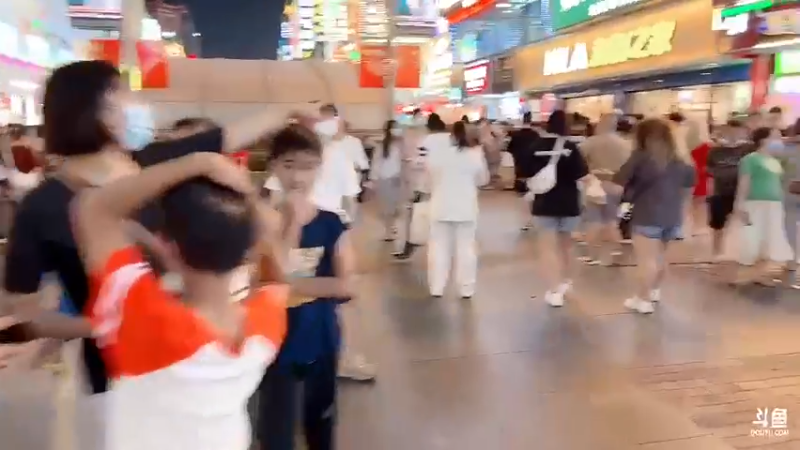 【2022-10-03 21点场】主播阿郎：320155每天给你添点堵