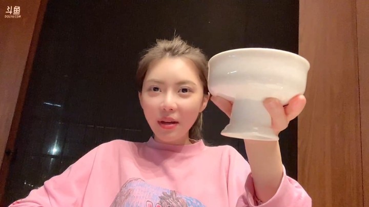 那举起这个杯子来敬一杯