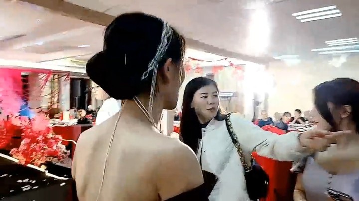 浩哥和张琳琳给花臂哥敬酒，然后和亲情聊天送客人