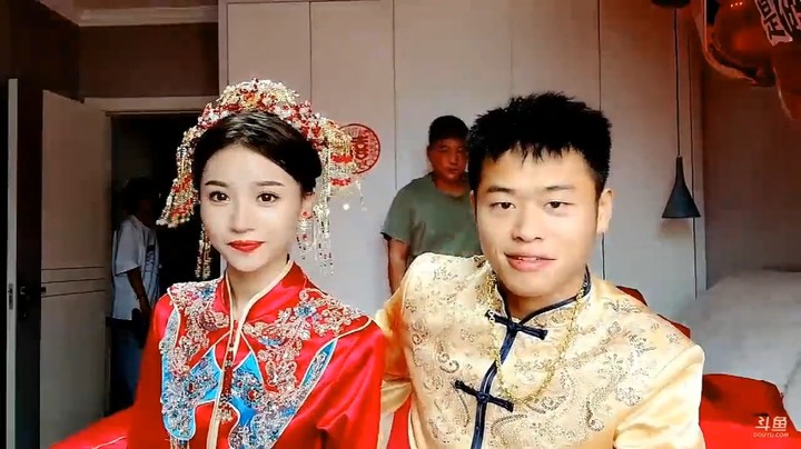 浩哥和王木木结完婚在房间里和大家聊天