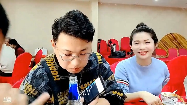 浩哥喜酒宴上念哥和豌姐加了好友，以后可以方便联系啊，羡慕啊