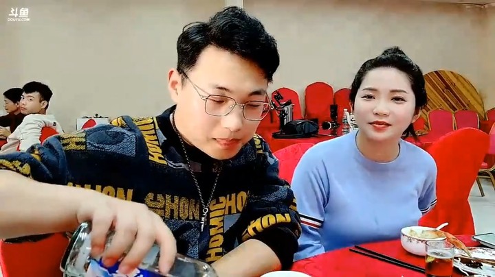念哥和豌豆姐一起吃席好开心啊