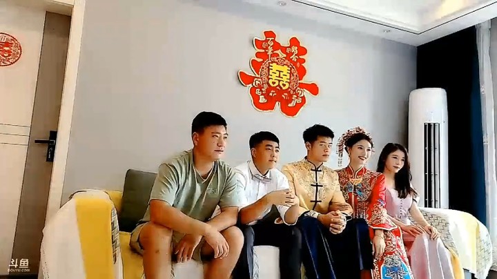 浩哥和伴娘伴郎合影，真好看啊