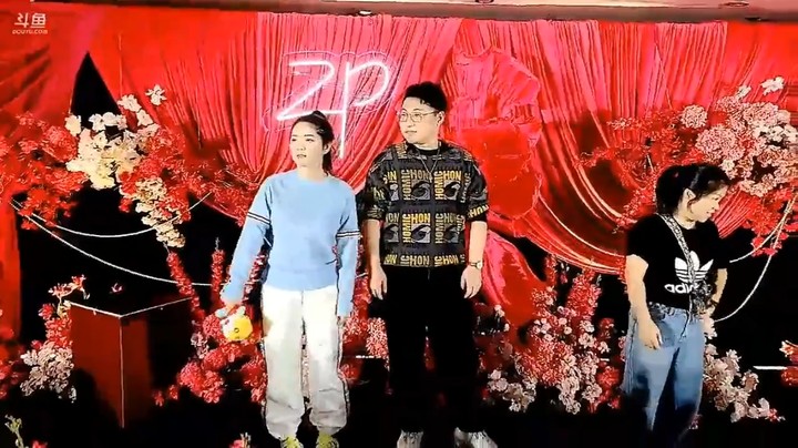 浩哥和老婆开始敬酒，念宝和豌姐上台玩游戏