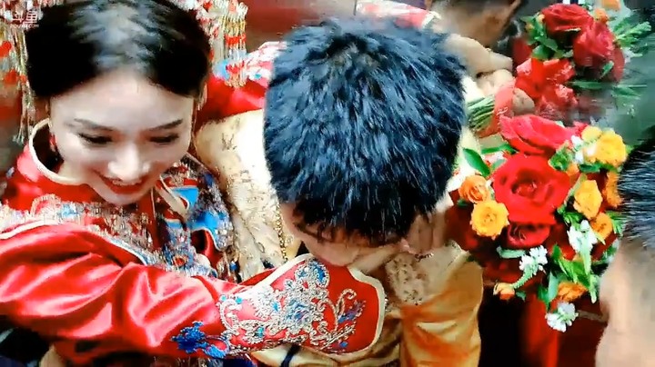 浩哥抱着新娘回家，这次很隆重啊