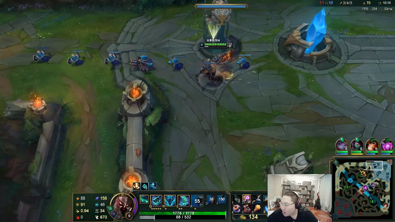 我在斗鱼看即将拥有人鱼线的PDD直播英雄联盟