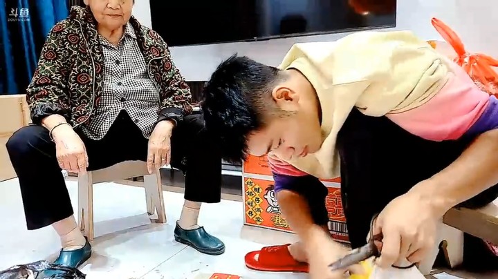 浩哥直播取板栗，王木木和外婆看着他干活