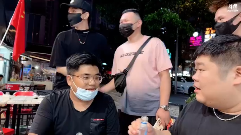 【2022-10-03 23点场】douyu小漠：重庆户外day4美少女试座千万超跑