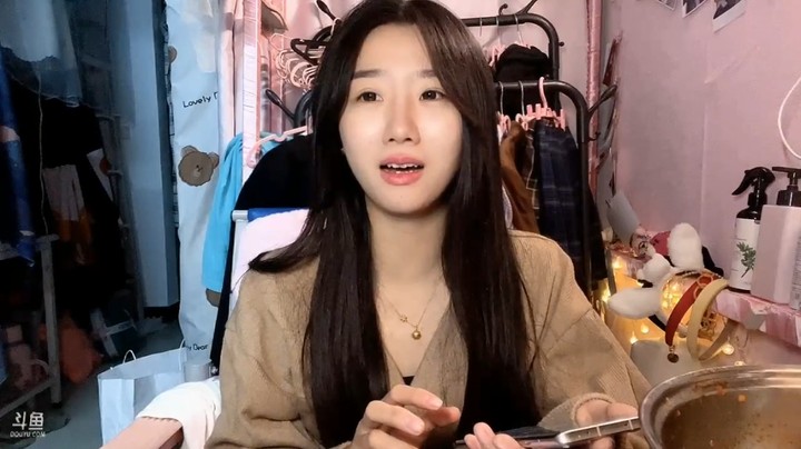 百百美女在大学宿舍直播唱歌，结果卡了