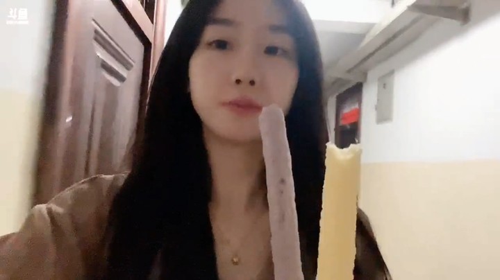 美女百百在大学宿舍直播吃爆米花，真快乐啊
