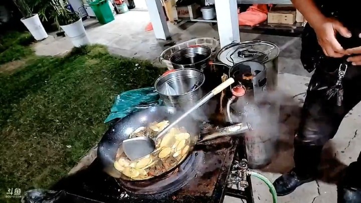 肖哥看小弟做泥鳅美食，他说自己身体不行了，需要悠着点