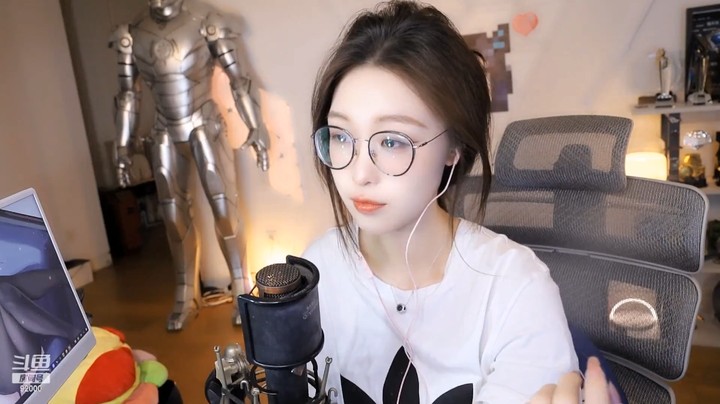 曼瑶问大家出去玩什么，大家说蹦极，曼瑶不敢