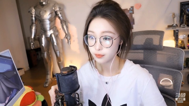 美女曼瑶说我在我的闺蜜中算成熟的，我是留级生，闺蜜都比我小