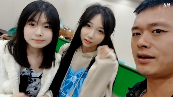 肖哥带两个美女来吃饭，大家挑肥拣瘦不太好，妹妹挺可爱啊