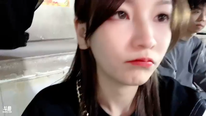 【2022-10-11 19点场】叶知秋Vanessa：出差武汉 15:00户外 钻粉狂欢