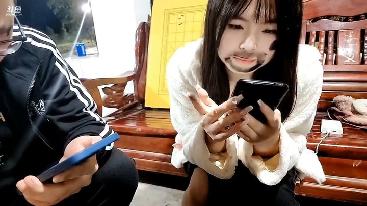 肖哥问了一个真心话问题，美女说半年前有过，脸红了