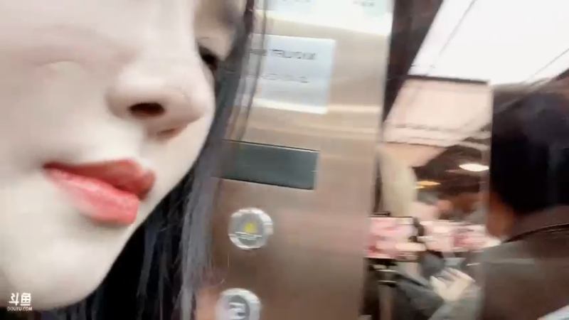 【2022-10-12 21点场】喵小莎：和老大聚会，晚上户外。