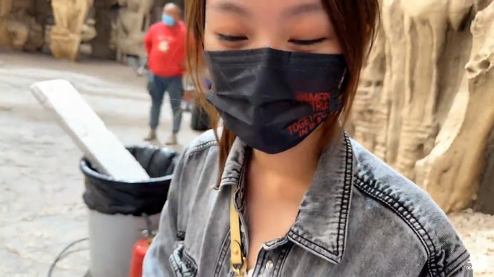 呆妹儿在拍戏现场和美女聊天好搞笑，美女动手了