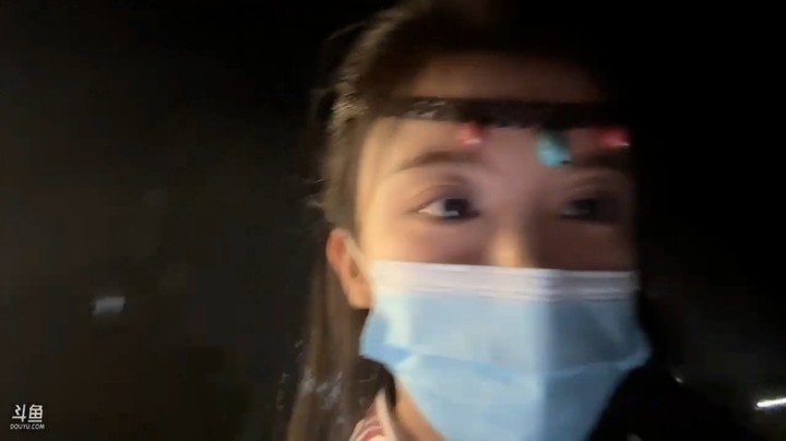 呆妹儿发现看了一个视频就可以有她的头像勋章了