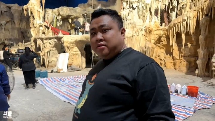 呆妹儿和武术指导聊天，呆妹说我可以飞一次吗？大哥说可以安排