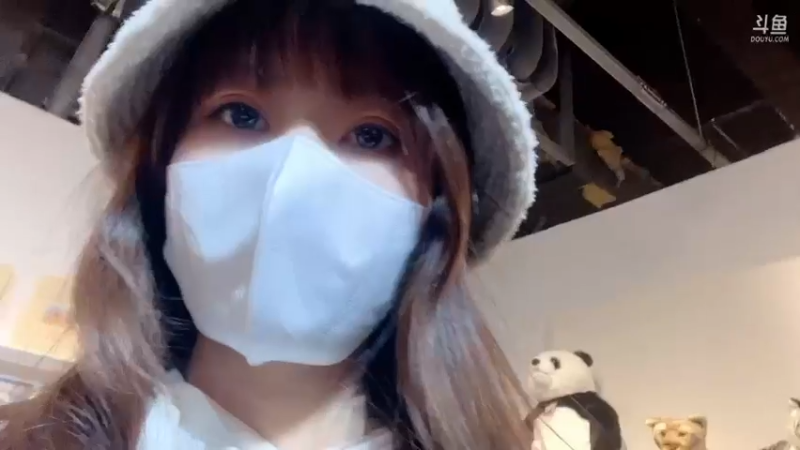 【2022-10-13 19点场】解说小樱sakura丶：【小樱】周四休息荧光棒交了哦~