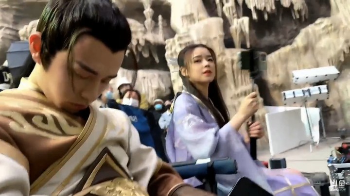 呆妹儿看到演张无忌的人睡着了，好搞笑