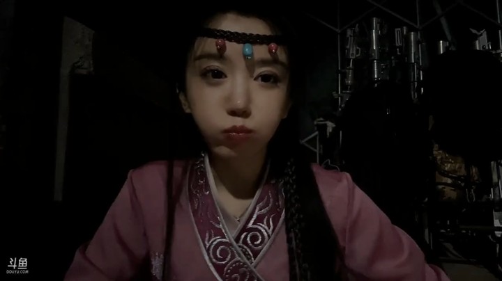 呆妹儿想今晚回家，导演不让回家，太难了哈哈哈哈
