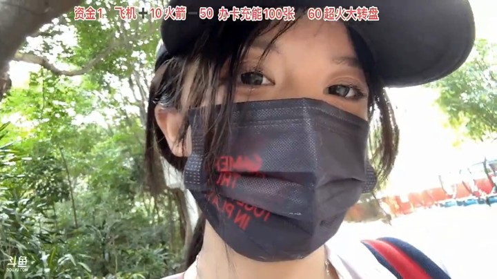 呆妹儿小霸王在深圳爬山，人还挺多