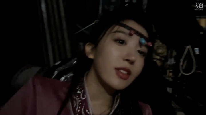 呆妹儿脸上被咬了，她大喊我好痒啊痒死了