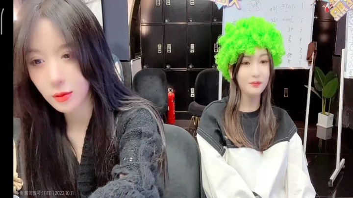 叶知秋和呆妹一起做节目，叶知秋这绿头发很显眼啊