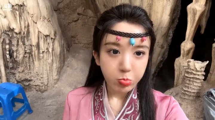 呆妹儿说拍戏被灯打头了，粉丝说灯没事吧？呆妹无语了
