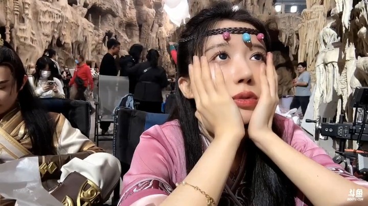 呆妹儿等着拍最后一出戏，等好久了，太难了