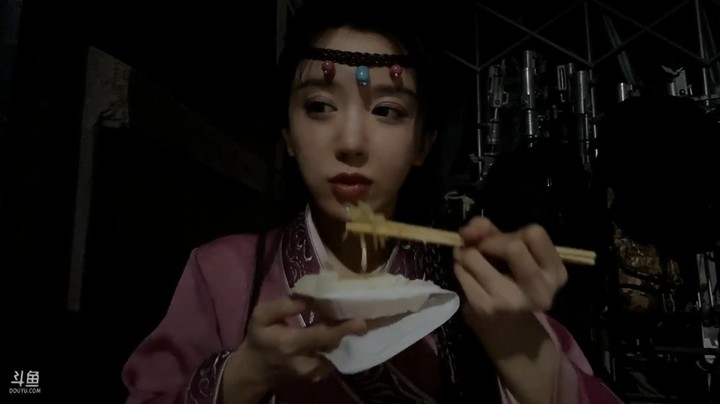 呆妹儿抱怨说今天穿的鞋子太小了，不舒服