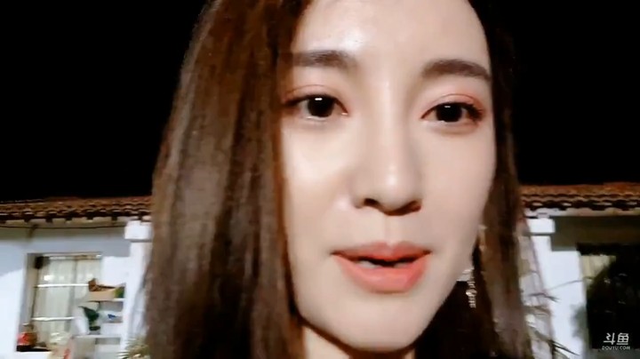 美女和狗聊天，狗子可爱，肖哥直播送美女离开