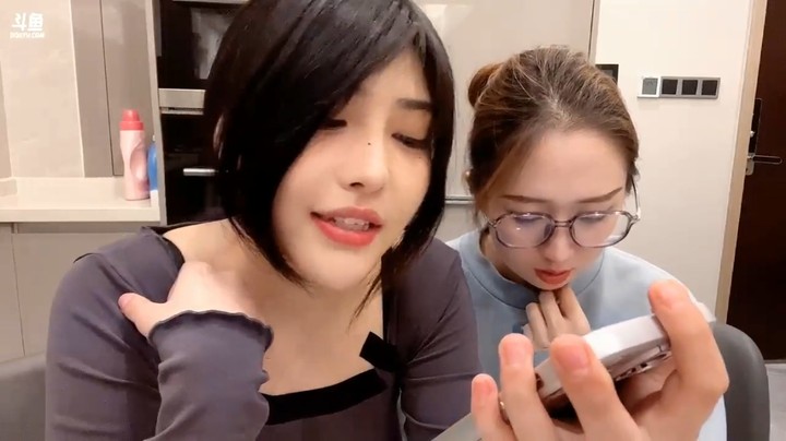 美女九歌唱情歌还挺好听的