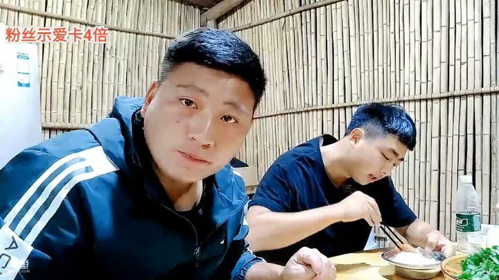 晚上8点半吃饭了，周公子饿坏了，三娃做菜