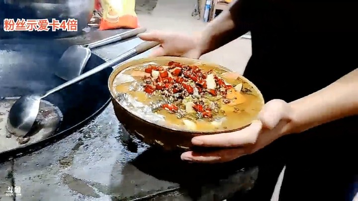 三娃在酸菜鱼里放热油辣椒，表弟学会了吗