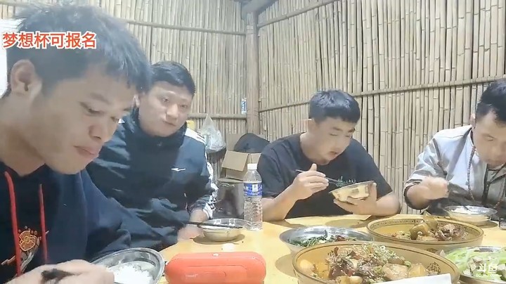 四哥问周公子想不想打，周公子忙着吃饭