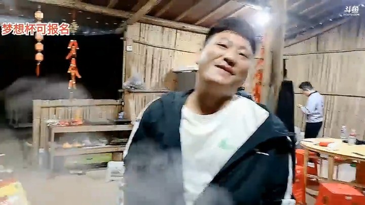 广哥要买玩具给小魔王，浩哥说家里放不下了，不用