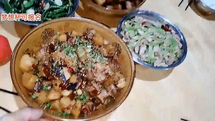 三娃一个人做了四个大菜，今晚又是美味，土豆排骨，红烧肉，空心菜，莴笋炒肉