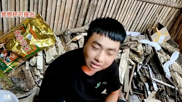 四哥给小周机会，小周不中用没把握，不直接说出自己的真实想法