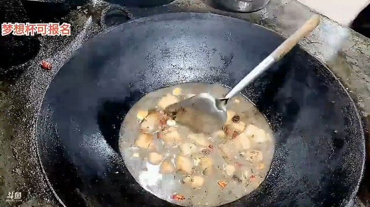 浩哥看三娃做糖色红烧肉，广哥看饿了，颜色不够，老抽来凑
