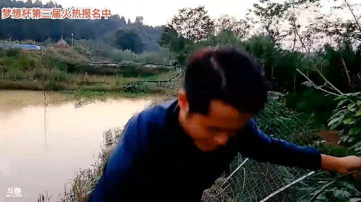 小周翻身做主人指使浩哥干活，浩哥不敢多说什么