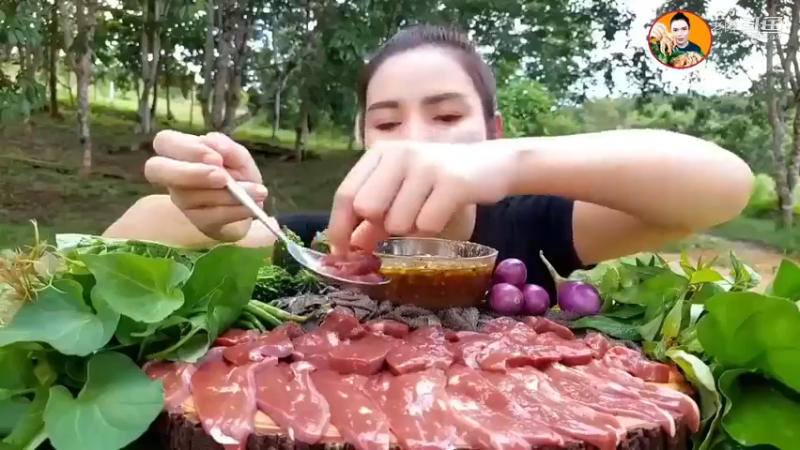 泰国吃播沙拉姐_牛肝刺身