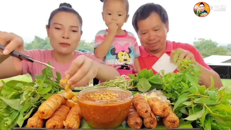 泰国吃播沙拉姐_肉肠   绿化带