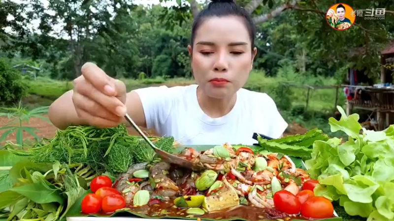 泰国吃播沙拉姐_凉拌鲜虾 绿化带