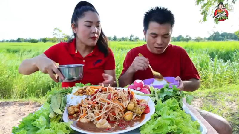 泰国吃播伊莎贝拉_凉拌木瓜沙拉  圆粉