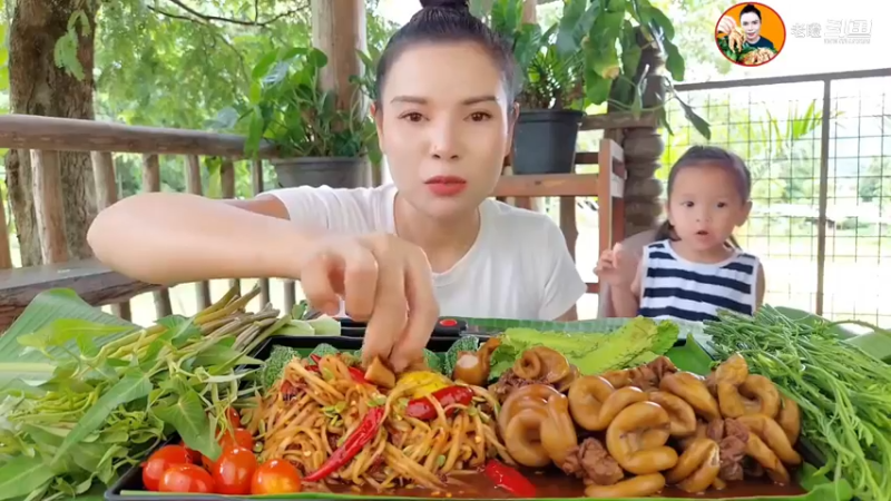 泰国吃播沙拉姐_凉拌木瓜沙拉  卤大肠