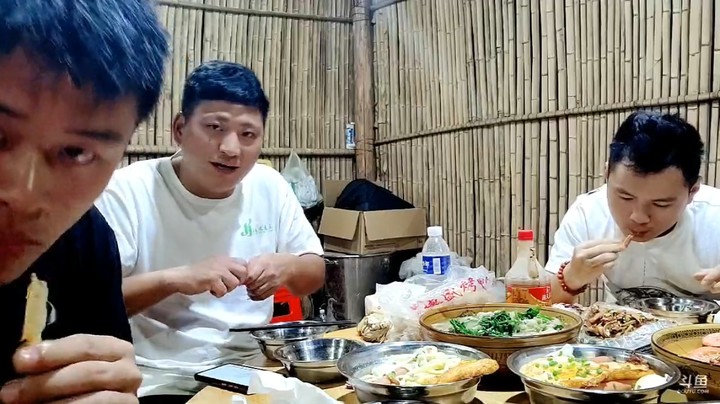 梦想哥和四哥过生日，浩哥放烟花，很好看啊